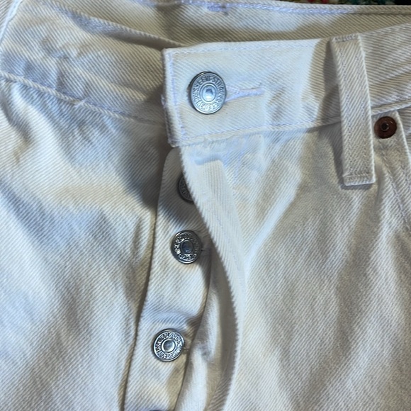 Levi’s white denim distressed shorts size 34 🥥💟🥥 - Picture 5 of 5